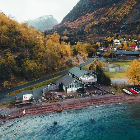 Lodge Vollsnes *