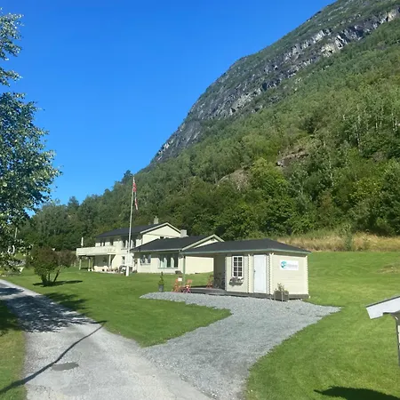 Vollsnes Lodge *